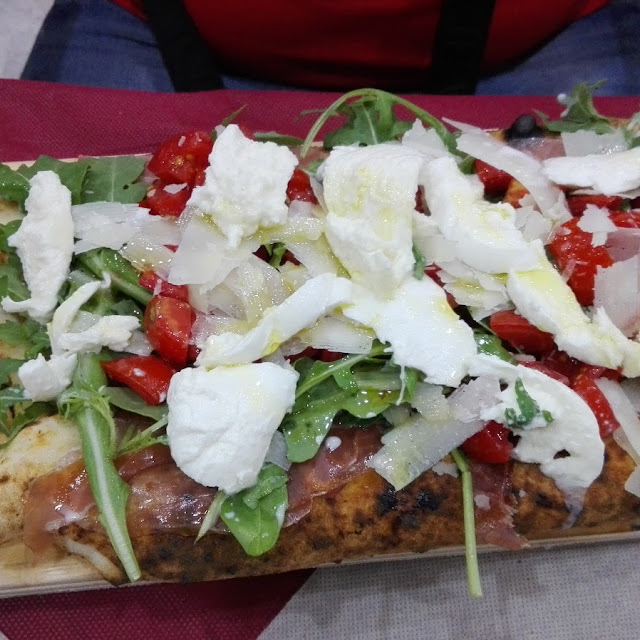 Tronchetto Crudo Filetto Di Pomodoro E Pecorino