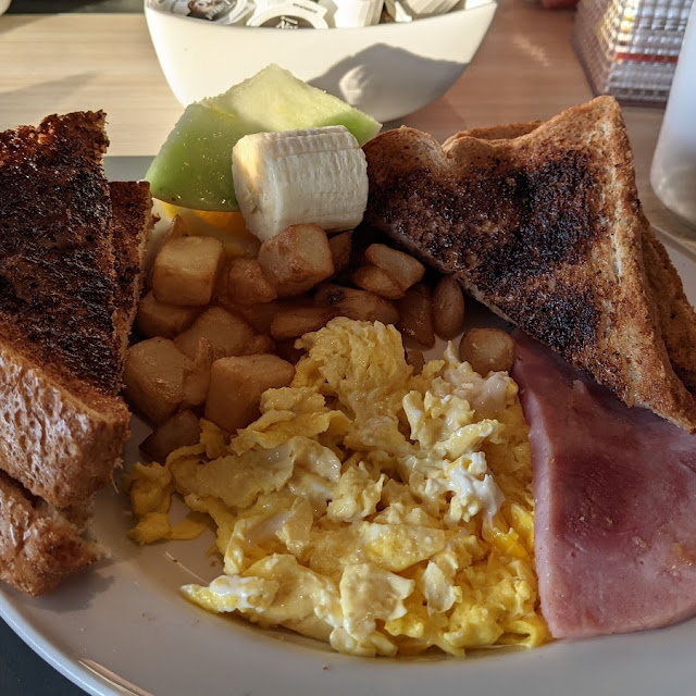 Assiette Déjeuner 2 Oeufs Brouillés Jambon