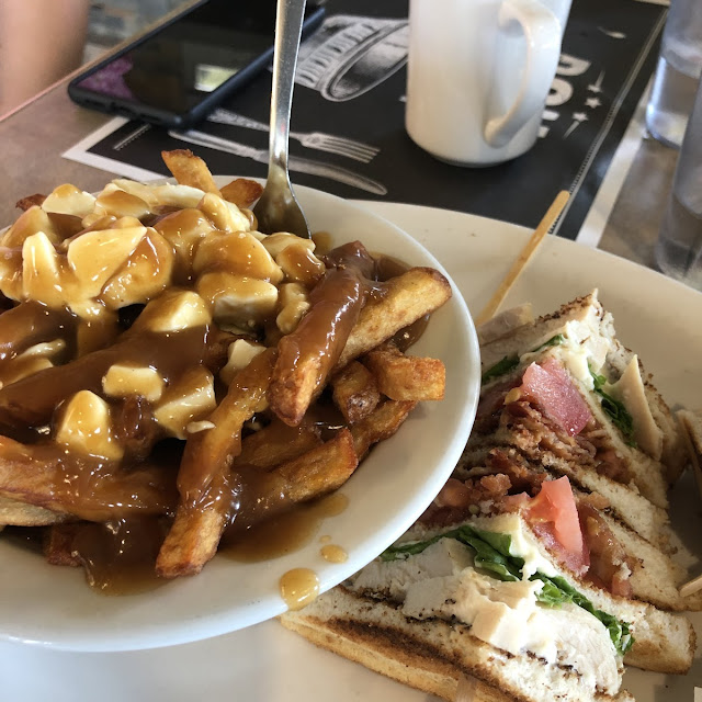 Club Sandwich Poutiné