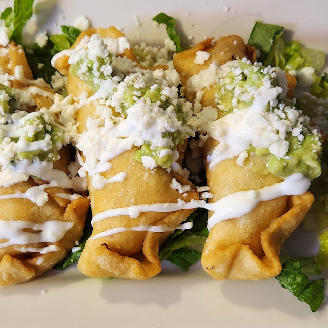 Appetizer Empanadas De Frijol Queso Y Pollo