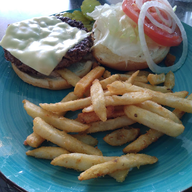 Deluxe Cheeseburger w Fries