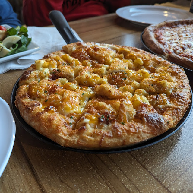 Honey Stung Mac-N-Cheese Pizza