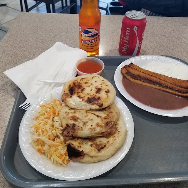 Pupusas Revueltas Y Plátano Frito Con Crema