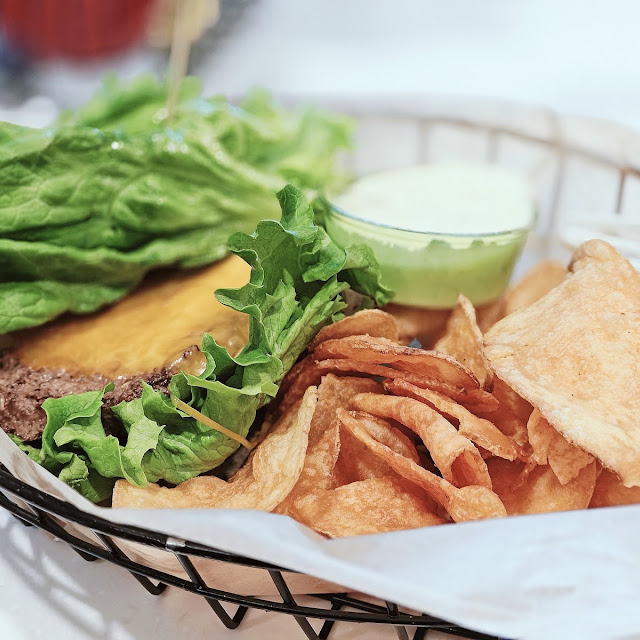 Cheeseburger with Chips
