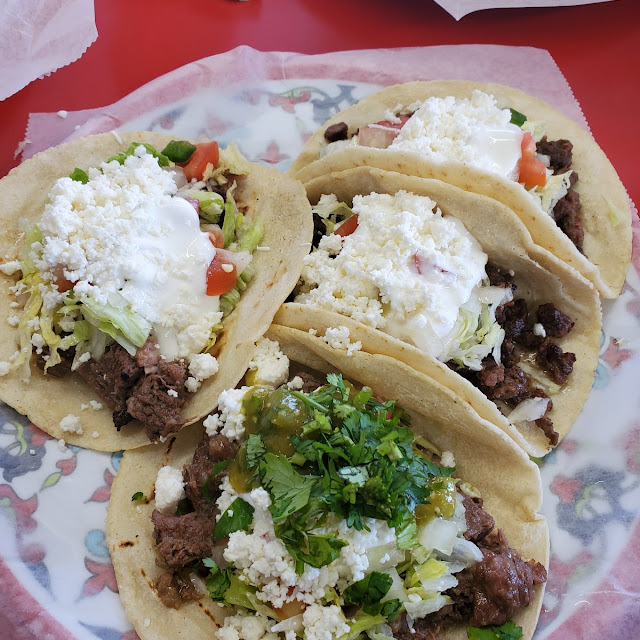Tacos De Lengua Y Tacos De Carne Azada