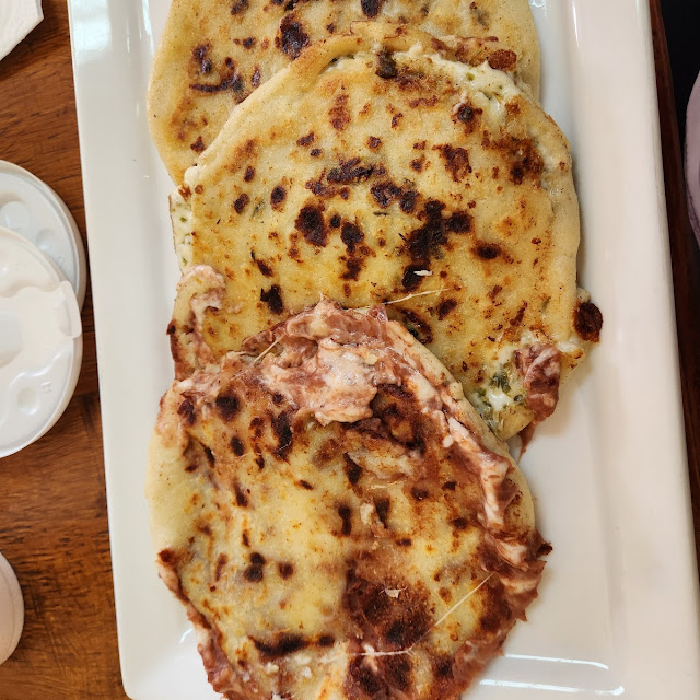 Pupusas De Frijol Con Queso