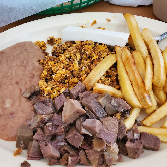Lengua Y Huevo Con Chorizo