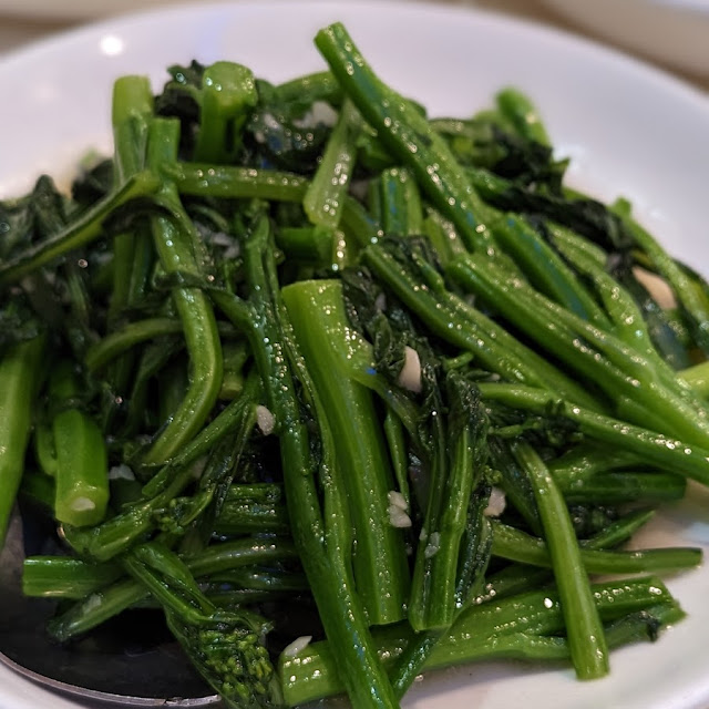 拍蒜生炒油菜心 Stirfried Choysum with Garlic