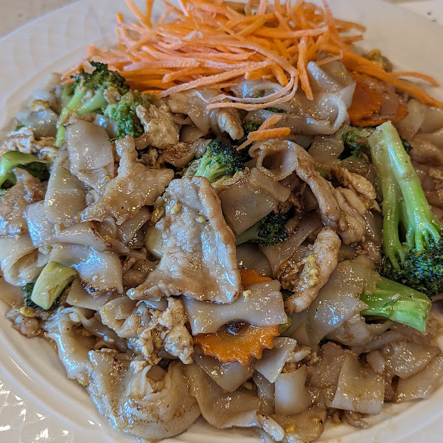 Large Rice Noodle with Broccoli and Egg