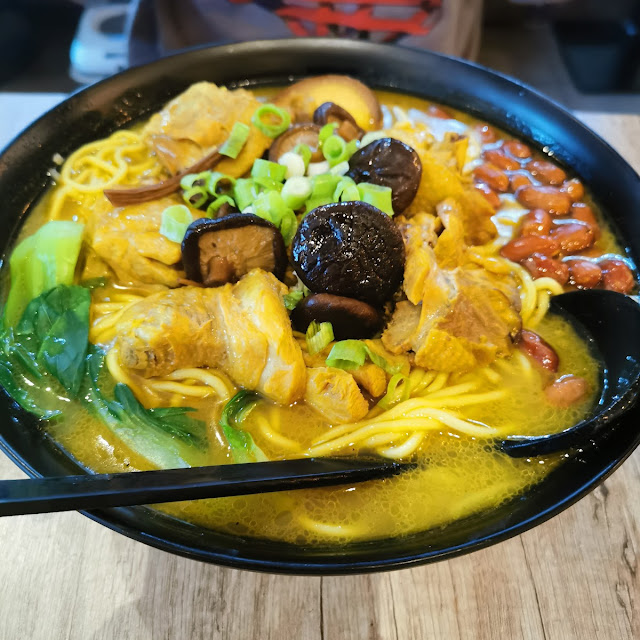 Stewed Chicken and Mushroom Noodles