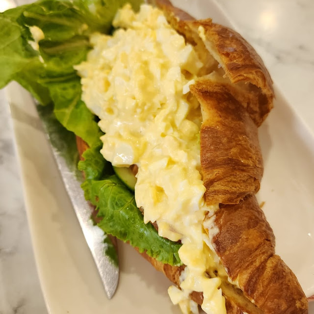 luncheon meat & egg croissant 餐蛋牛角包