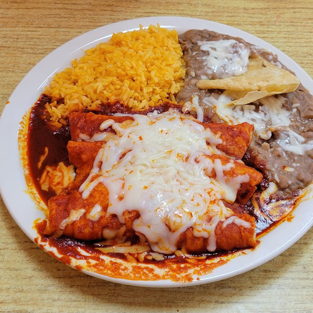 Enchiladas De Pollo Con Salsa Roja