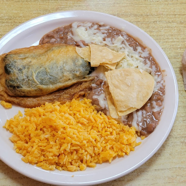 Chile Relleno De Queso Con Frijoles Refritos Y Arroz