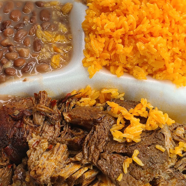 Barbacoa Plate Con Arroz Y Frijoles