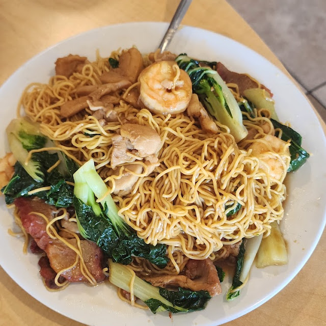 Seafood Crispy Noodles with Gravy Sauce