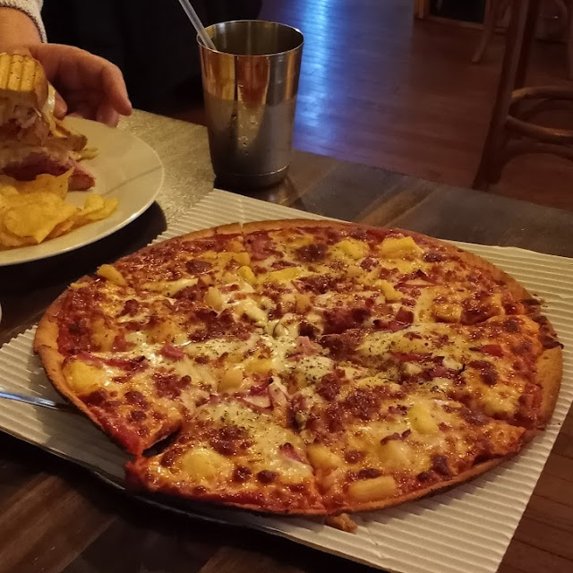 12 Maui Waui Pizza