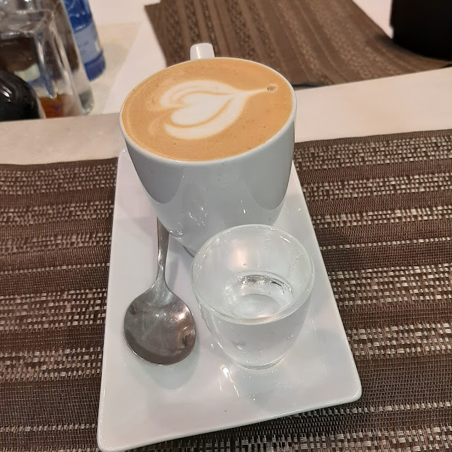 Un Café Acompaña la Espera Para Mi Próximo Vuelo