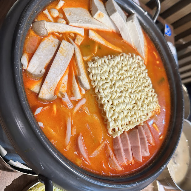 부대전골 Army Style Hot Pot with Ramyun
